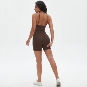 Detailansicht der Rückseite eines braunen Yoga-Sets mit hoher Taille und schmalen Trägern