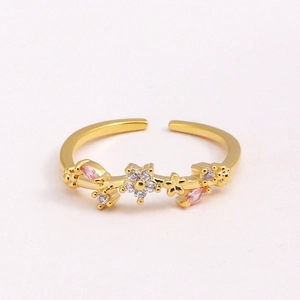 Détails d'une bague fleur dorée ajustable avec zircons roses et blancs scintillants