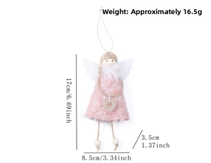 Dettaglio di angelo in peluche rosa con ali di piuma bianca e testa in legno intagliato