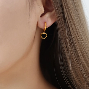 Boucles d'oreilles cœur dorées en titane avec texture brossée et fermoir à levier chic