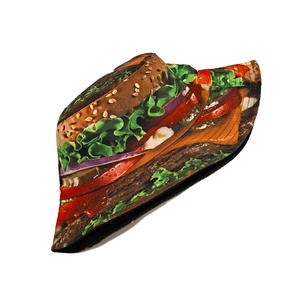 Detailaufnahme des realistischen Burger-Digitaldrucks auf einem Wende-Fischerhut