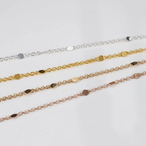 Dettaglio di catene per gioielli fai da te nei colori oro, argento, rosa e bronzo