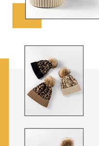 Trois bonnets en tricot à motif léopard avec de grands pompons en fausse fourrure douce