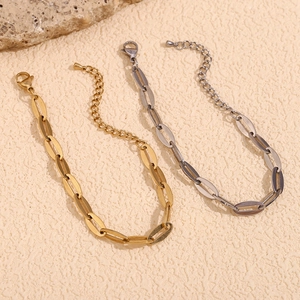Bracelets chaîne trombone minimalistes en acier inoxydable doré et argenté sur pierre