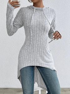 Vue détaillée du sweat à capuche gris clair avec cordon et texture côtelée