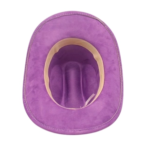 Dettaglio dell'interno del cappello da cowboy in pelle scamosciata viola con fascia tergisudore