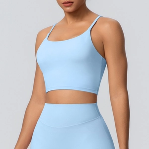 Gros plan d'une brassière de sport bleu clair avec fines bretelles et tissu élastique
