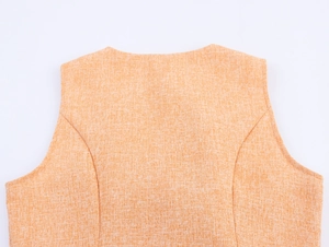 Gros plan du dos d'un gilet sans manches en tweed orange avec détails de couture