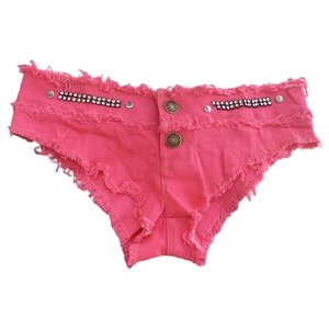 Detailansicht der rosaroten Denim-Hotpants mit funkelnden Strasssteinen und Nieten