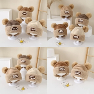 Berretto Invernale In Maglia Per Bambini Doppi Pompon Protezione Orecchie Uncinetto Caldo Bordo Peluche Toppa Lettera