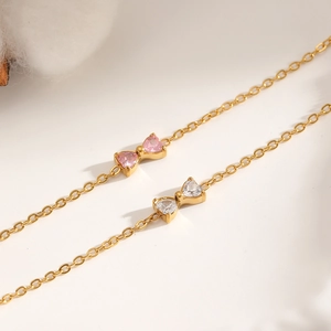Eleganter vergoldeter Bogen-Armband mit rosa und weißen herzförmigen Zirkoniasteinen