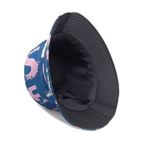 Détail de lettres graffiti sur chapeau bob bleu marine avec coutures de bord renforcées