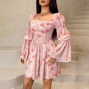 Robe courte fleurie rose avec col carré et manches cloches à plusieurs couches