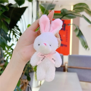 Détail du porte-clés lapin en peluche blanche avec oreilles roses et ruban LOVE