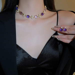 Vue détaillée de la parure vintage dorée avec perles et pierres précieuses mauves