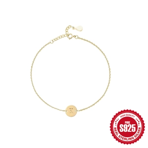 Elegante pulsera de plata de ley S925 dorada con colgante redondo de letra K grabada