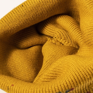 Berretto in maglia giallo zenzero spesso con calda trama a coste e dettagli di cucitura