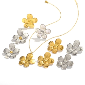Parure de bijoux fleur avec collier et boucles d'oreilles en finitions or et argent
