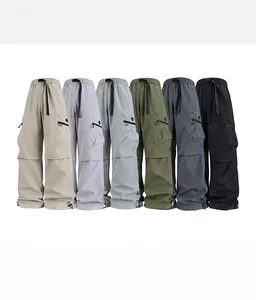 Detalle del pantalón cargo con cintura elástica y bolsillos laterales con solapa