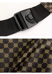 Detalle de hebilla ajustable y textura de cuero en el bolso de pecho negro casual