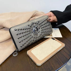 Detailansicht der silbernen Punk-Brieftasche mit Metallnieten und Totenkopf-Emblem