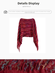 Détail d'un poncho en tricot rouge avec motifs ondulés colorés et finitions à franges