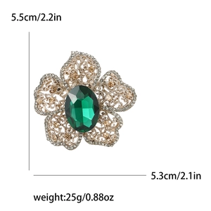Détail de la broche fleur avec gemme verte et strass indiquant les dimensions