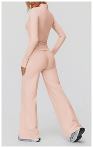 Détail de l'ensemble de sport thermique rose poudré avec pantalon de yoga évasé à taille haute