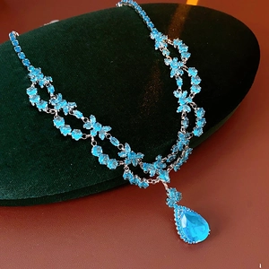 Vue détaillée du collier vintage avec fleur en zircon bleu et pendentif en goutte
