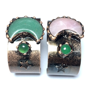 Details von verstellbaren Vintage-Bronze-Armreifen mit Rosenquarz und Mond-Stern-Verzierungen