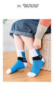 Nahaufnahme von Kinder-Baumwollsocken mit blau-weißem geometrischem Sportmuster