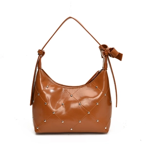 Sac à bandoulière en cuir PU caramel avec motif matelassé et rivets argentés chic