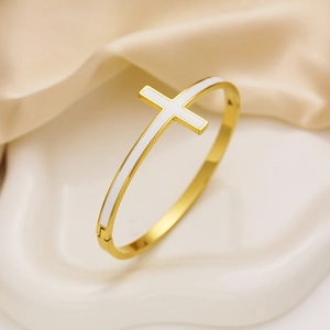 Bracciale rigido aperto in acciaio dorato con croci in smalto bianco su seta elegante