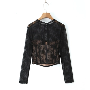 Haut chic en dentelle noire avec corset beige et manches longues sur cintre en bois