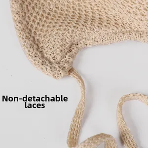 Detail der beigen Strick-Sonnenblende mit atmungsaktiver Textur und festen Web-Bändern