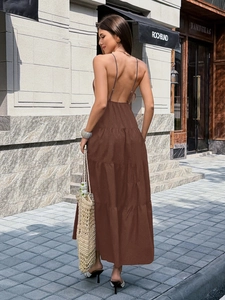 Elegantes rückenfreies braunes Stufenkleid mit Spaghettiträgern in der Streetstyle-Ansicht