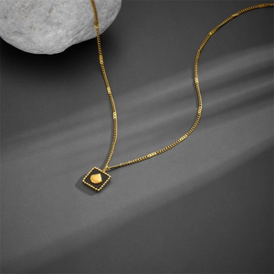 Chic 18K gold-plated titanium necklace with square black pendant and shell charm