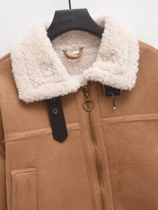 Detailansicht der braunen Wildlederimitat-Jacke mit weißem Lammfellkragen und Reißverschluss
