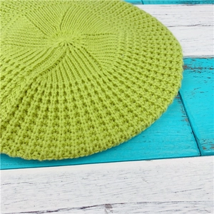 Detailaufnahme der limonengrünen Strickbaske mit feiner Waffelstruktur-Textur