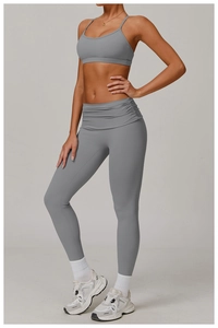 Vue détaillée du legging de yoga gris à taille haute avec design plissé élastique