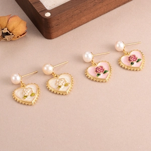 Vintage heart earrings with pearls and roses in pink and white gold-plated finish