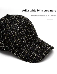 Détail de la casquette en tweed avec tissage métallique noir et or et bord pliable