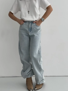 Jean vintage bleu clair pour femme avec coupe large et détails usés décontractés