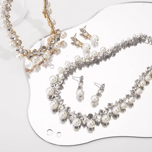 Parure de bijoux baroque de mariée avec colliers en perles et boucles d'oreilles strass
