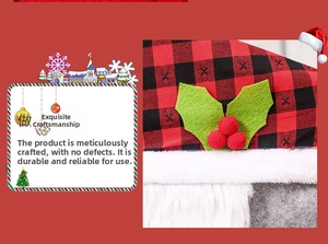 Detailansicht der Weihnachtsstuhlhusse mit rotem Karomuster, Filzblättern und Beeren