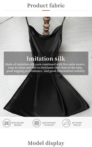 Détails du peignoir noir en imitation soie montrant la texture satinée et le drapé chic