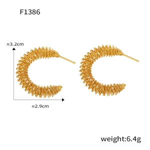Détail de boucles d'oreilles spirale en C dorées avec mesures de 3,2 cm de haut et 2,9 cm