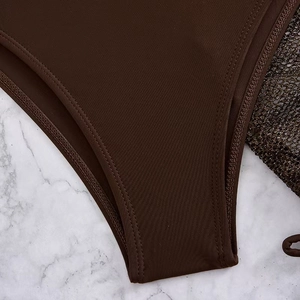 Détail d'un bikini en résille marron avec des coutures à double aiguille sur tissu premium