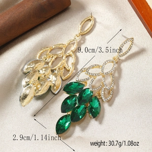Boucles d'oreilles pendantes avec cristal vert, alliage doré et glands en strass