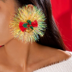 Weihnachtliche Pompom-Ohrringe mit Stechpalmenblättern und Glocken für festlichen Schmuck